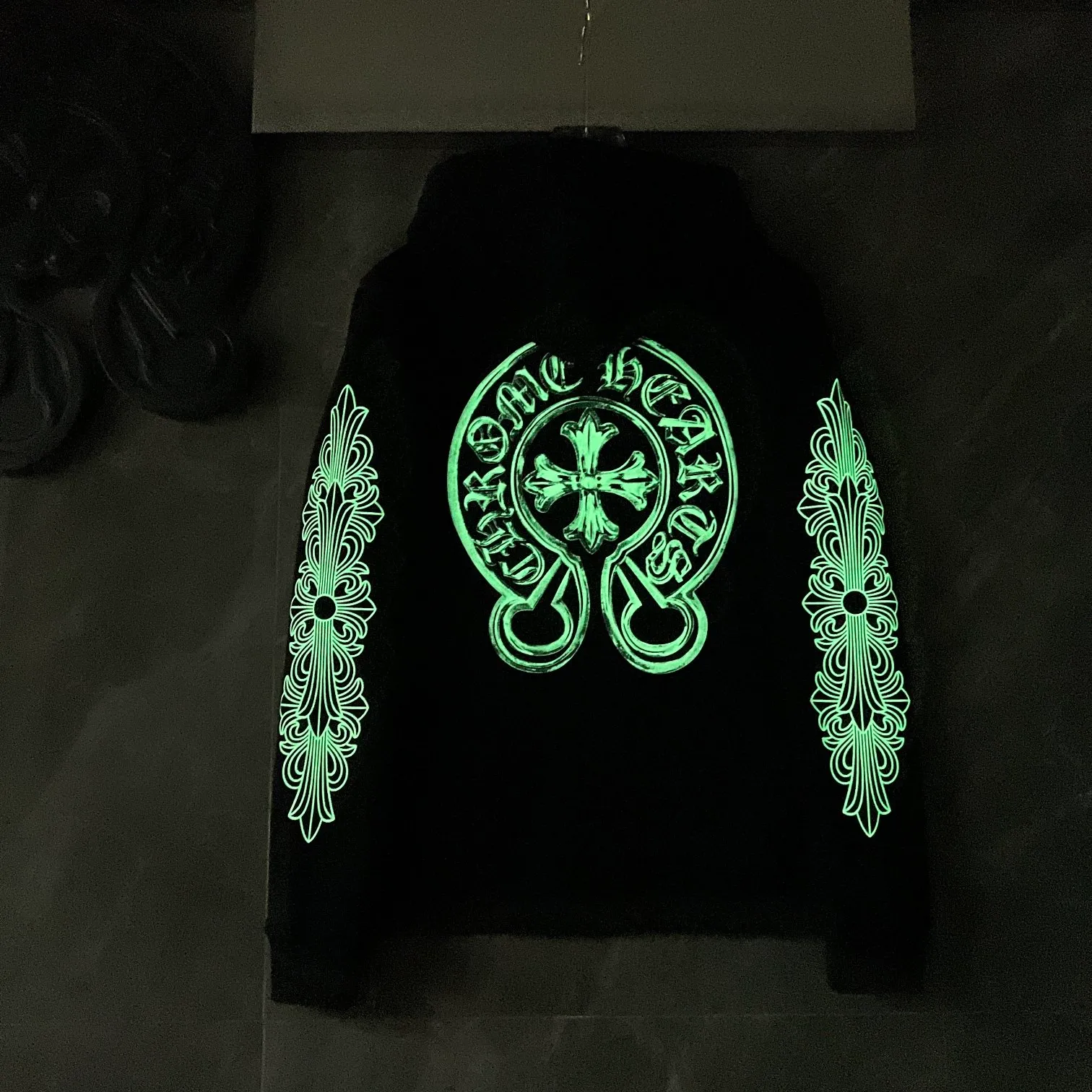 P246 Chrome Hearts Autumn and Winter 2025 Counter Synchronization ❤️ Crow Graffiti Big Horseshoe Hand-painted Luminous Hooded Sweatshirt Improved customized version 1:1 high-gram weight high-quality fabric Recommended color: black Size: S, M, L, XL